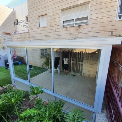 מסגרת אלומיניום לחלון זכוכית במרפסת