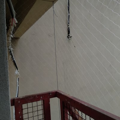 רשת למניעת כניסת יונים מותקנת במרפסת