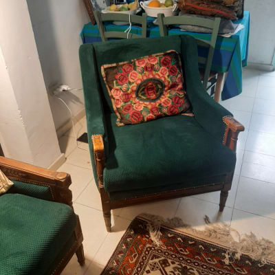 כרית פרחונית על כורסה ירוקה עם ריפוד