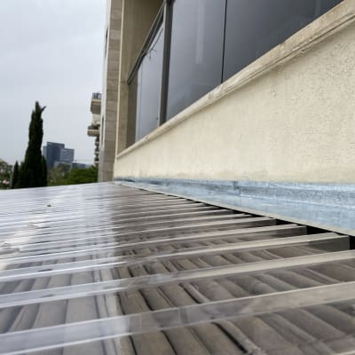 גג פלסטיק שקוף מעל גג עץ