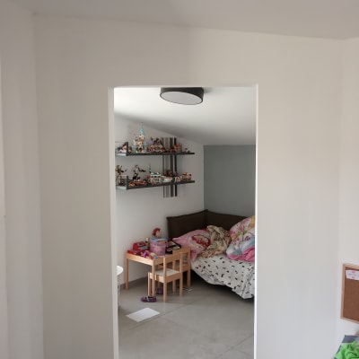 קיר גבס לבן עם פתח לחדר ילדים