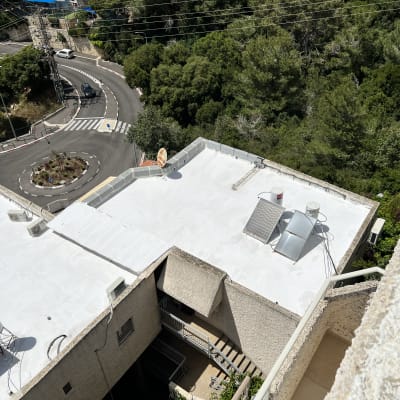 גג אטום עם ציפוי לבן ומערכת סולארית