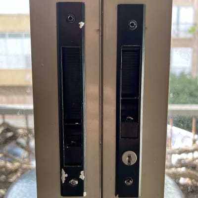 ידיות תריסים עם מנעול על חלון