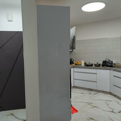 דלת כהה עם ידית לבנה וקיר לבן