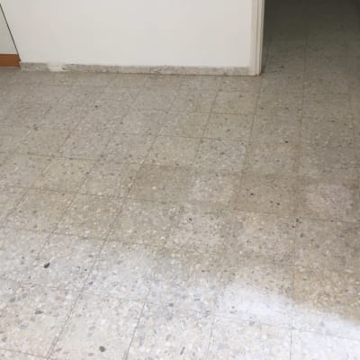 רצפה נקייה עם אריחים בהירים