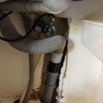 צינורות פלסטיק מתחת לכיור עם חיבורים