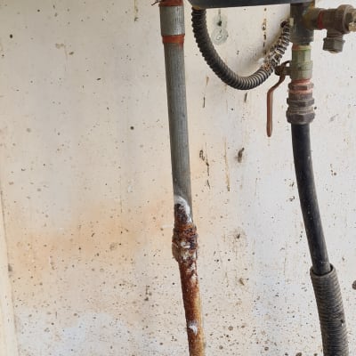 צינור חלוד עם חיבורים מתכתיים ודליפה