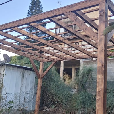 מבנה עץ בגינה עם קורות עץ חומות