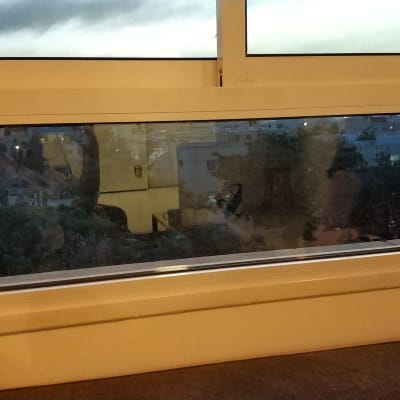 חלון זכוכית עם נוף עירוני ברקע