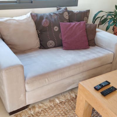 ספה עם כריות צבעוניות בסלון מואר