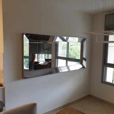 מראה מלבנית גדולה על קיר לבן