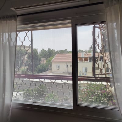 חלון עם מסגרת אלומיניום וסורגים