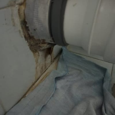 צינור לבן עם חיבור קיר, מגבת מתחת