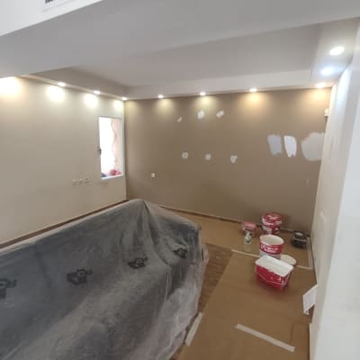 קירות צבועים עם תיקוני צבע, דליי צבע ומברשת