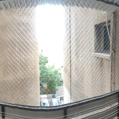 רשת למניעת כניסת יונים במרפסת