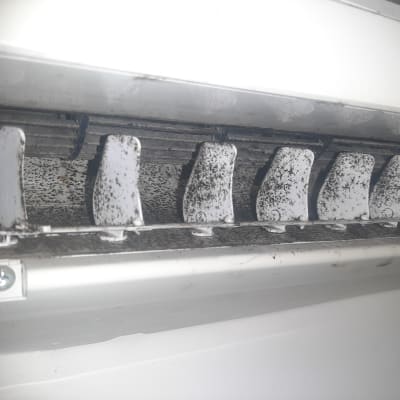 תריסי מזגן מלוכלכים עם אבק ועובש