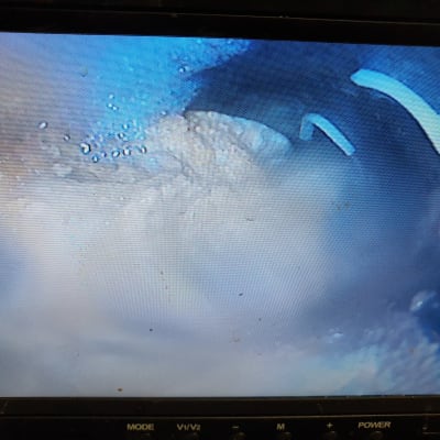 צילום מתוך מצלמת ביוב עם מים ובועות