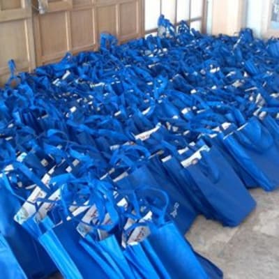 שקיות כחולות רבות מונחות על הרצפה