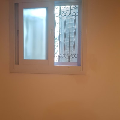 חלון אלומיניום עם סורגים דקורטיביים