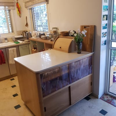 משטח שיש לבן על אי במטבח