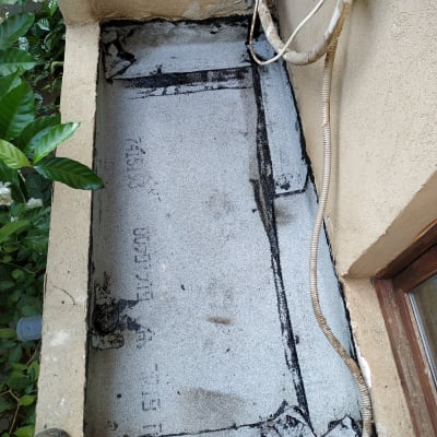 משטח אטום עם יריעות ביטומניות ופינות אטומות בזפת