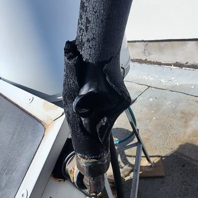 צינור מבודד פגום מחובר לדוד שמש על גג