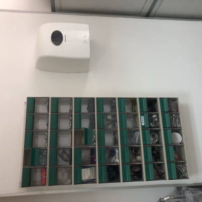 קופסת אחסון עם תאים לכלי עבודה וחלקים קטנים