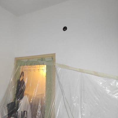 קיר עם חור, יריעת פלסטיק תלויה, דלת מכוסה