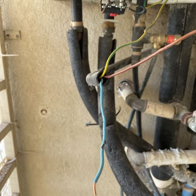 חוטי חשמל חשופים מחוברים לדוד חימום