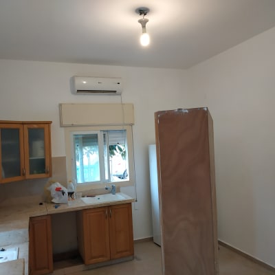 מטבח עם קיר צבוע בלבן, ארון מכוסה