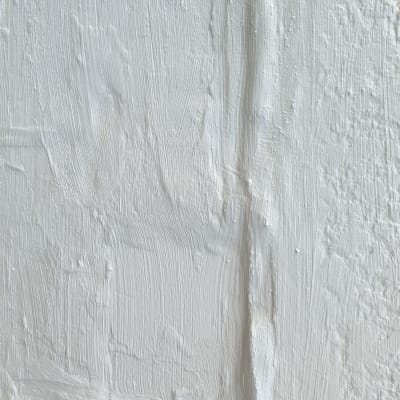 מרקם של חומר איטום לבן על משטח