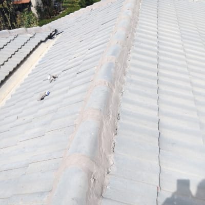 גג רעפים עם קו חיבור מרכזי ותיקוני מלט