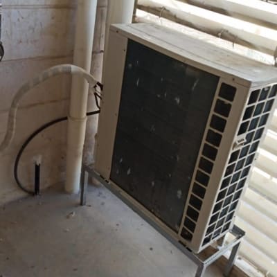 יחידת מיזוג אוויר חיצונית עם צינורות וחלקי מתכת