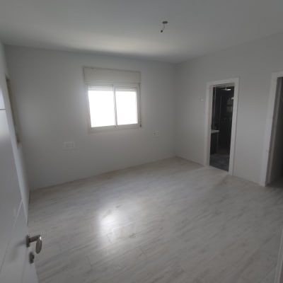 חדר ריק עם קירות צבועים בלבן