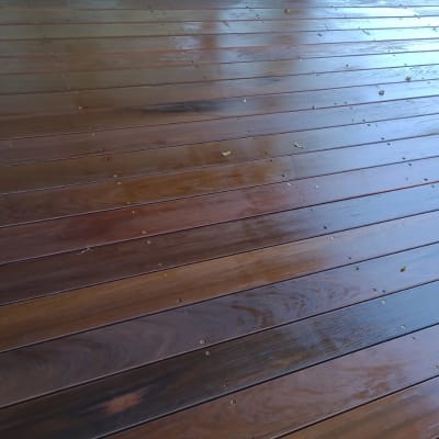 דק עץ עם ברגים ומעט עלים פזורים