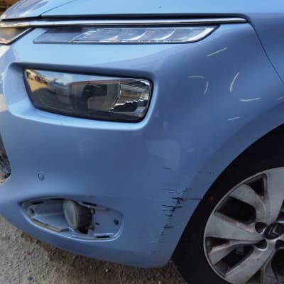 פגוש קדמי של רכב עם שריטות ונזק קל