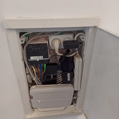 ארון תקשורת עם נתבים וכבלים מחוברים