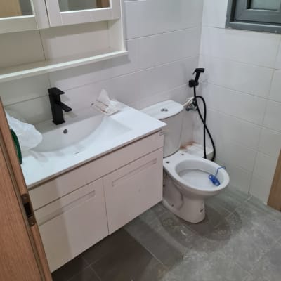 חדר אמבטיה בשיפוץ עם כיור ואסלה מותקנים