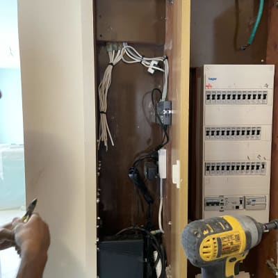 ארון תקשורת עם כבלים, כלי עבודה ומקדחה