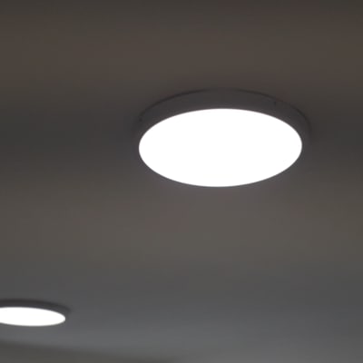 שני גופי תאורה עגולים מותקנים בתקרה