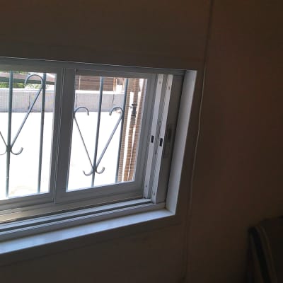 חלון אלומיניום עם מסגרת לבנה וסורגים