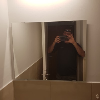 אדם מצלם במראה עם פנס ראש