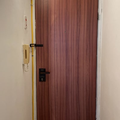 דלת עץ עם ידית ומנעול מתכת שחור