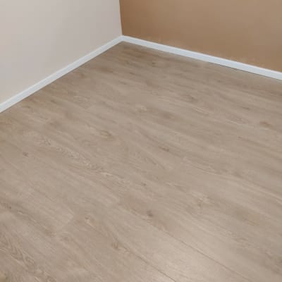 רצפת פרקט עץ בהירה בחדר עם קירות בהירים