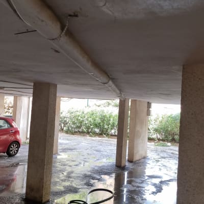 צינור מים על תקרה עם נזילה ורטיבות