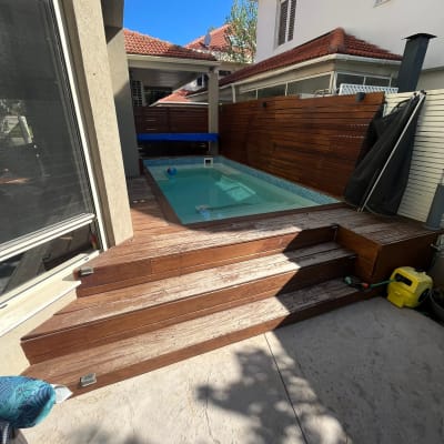 בריכת עץ קטנה עם מדרגות עץ ודק עץ מסביב