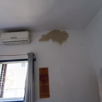 כתם רטיבות על תקרה ליד מזגן