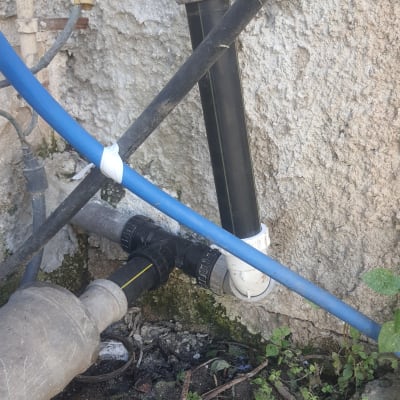 צינורות פלסטיק מחוברים לקיר עם מחברים