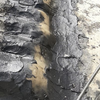 זפת שחורה על משטח לאיטום