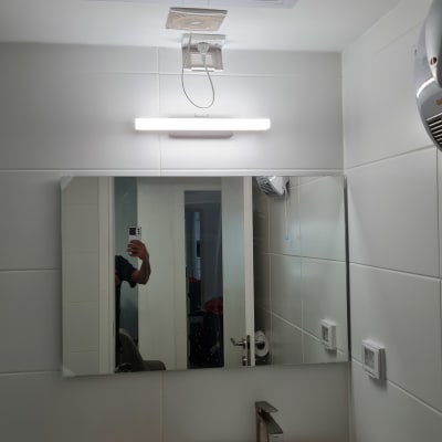 מנורת לד מותקנת מעל מראה בחדר אמבטיה